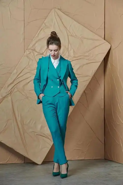 蓝绿色搭配什么颜色最佳(蓝绿色穿搭时尚好看的技巧) - 热点 - 超级吧