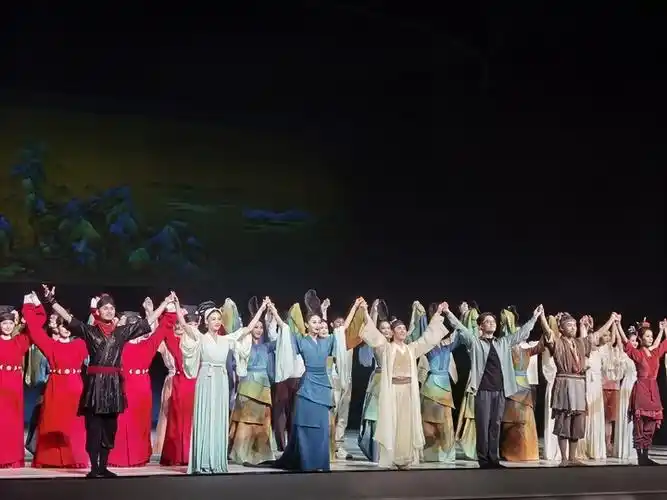 一天演出超1300场,舞台经济的"燃点"要从台下找