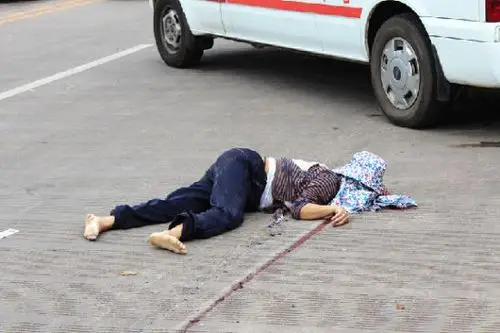 海口一中年妇女骑自行车过斑马线遭货车碾压致死