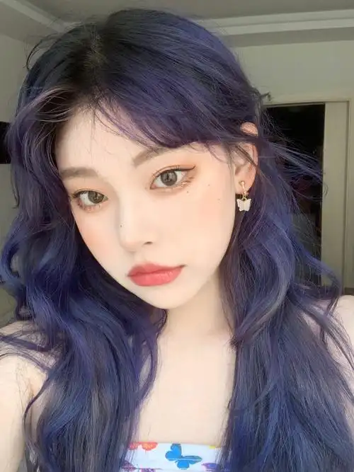 iu同款蓝紫发色_夏天去哪玩_掉色_染发_显白_发色分享_时尚_发型