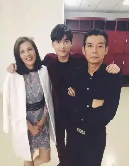 李易峰晒父母年轻时高颜值照片,李妈妈真像外国大美女