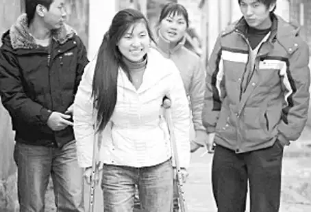 20岁的余义艳拄着拐杖,站在火车站的月台上,尽管左裤管空荡荡,但她