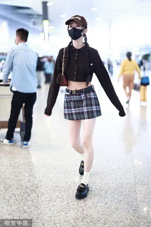 吴谨言双麻花辫造型出行 穿超短裙辣妹装身材纤细吸睛十足_影视资讯网