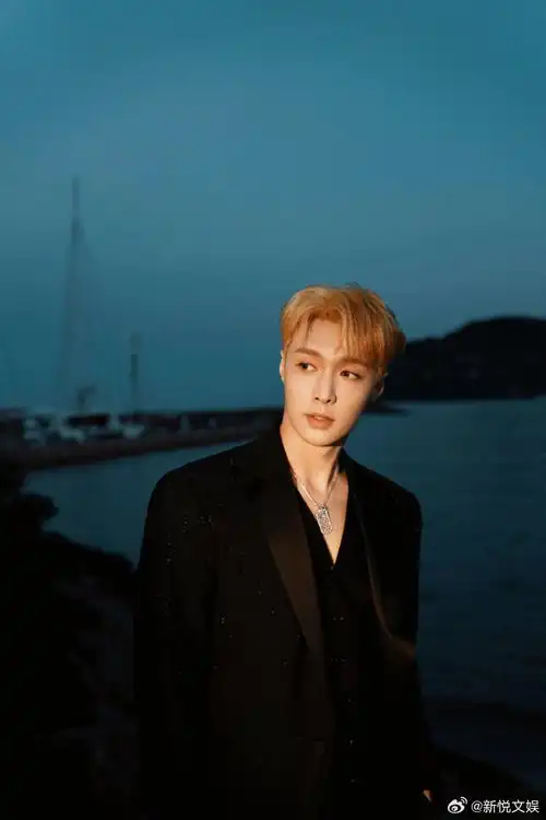 张艺兴南法海畔写真