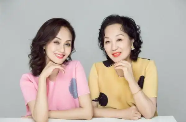 50岁李颖和妈妈同框似姐妹,状态太好了,看不出妈妈已经80岁高龄