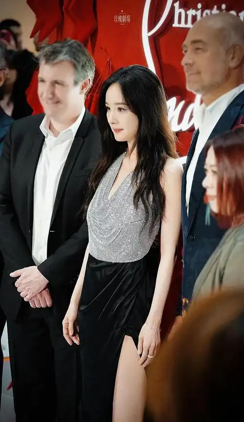 杨幂出席线下品牌活动