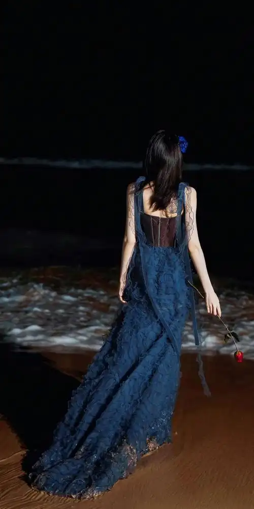 迪丽热巴蓝色妖姬造型,身材凹凸有致,婀娜多姿