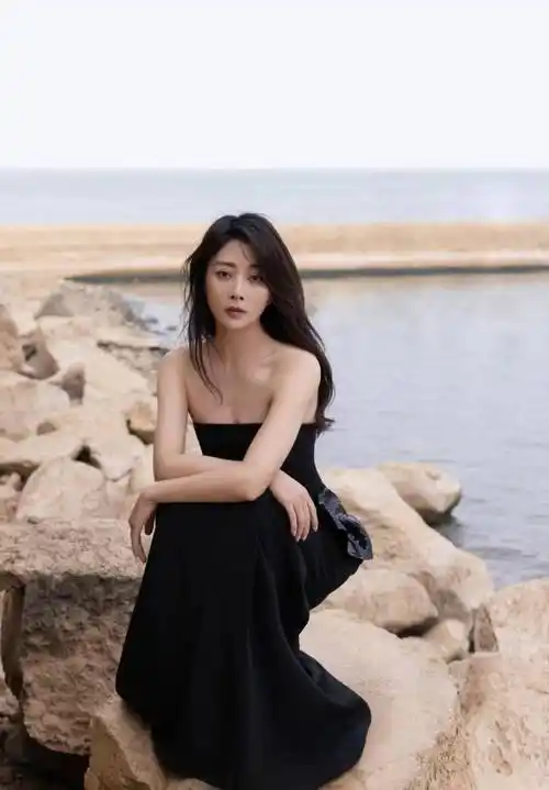 殷桃金鹰节造型好美,一袭黑色抹胸长裙,高贵又优雅!_礼服_好身材_气质