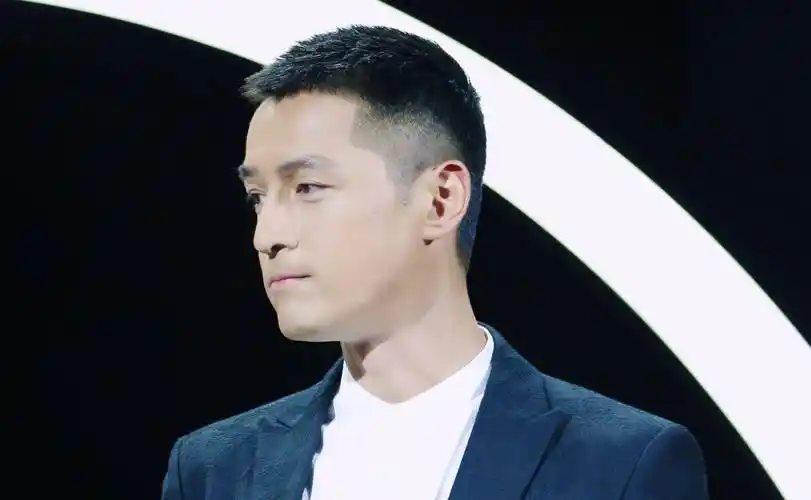 看到胡歌华晨宇和其他人的对比,我都快想哭了._长发_短发_发型