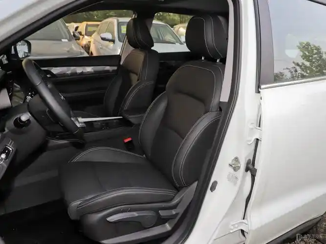 远景x6中控屏尺寸为9英寸,并配备了车联网,carplay,导航路况信息显示