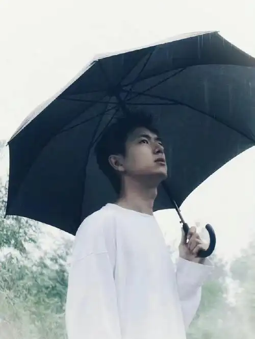 李现雨天撑伞背影照##李现