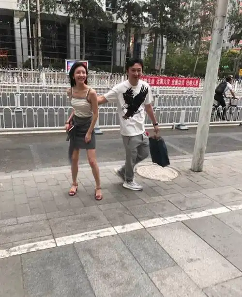 王思聪陪豆得儿逛街做了一个动作网友竟然说很甜