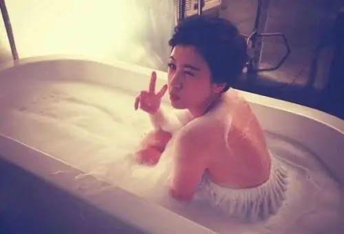 39岁贾静雯晒露深v出浴照大露性感美背图