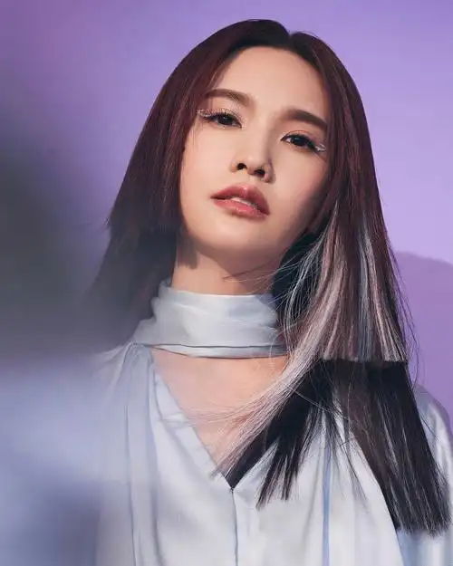 杨丞琳亮相本周闪光的乐队挑染公主切造型带来天堂舞台