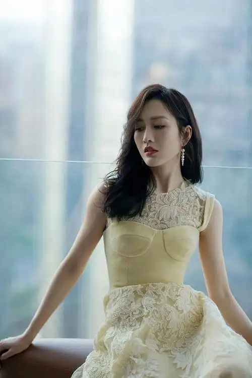 王鸥落地窗日光大片慵懒魅惑 着奶黄刺绣无袖裙尽显曼妙身姿