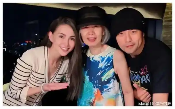 昆凌"飞奔"周杰伦怀里亲吻拥抱他!