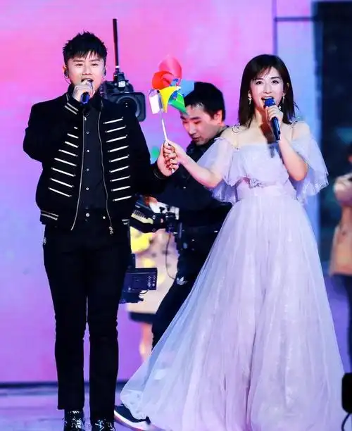 张杰首次公开谈论与谢娜恋爱过程:揭秘官宣背后的故事