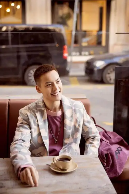 陈伟霆最新剃头照曝光圆寸侧颜杀变身硬核型男