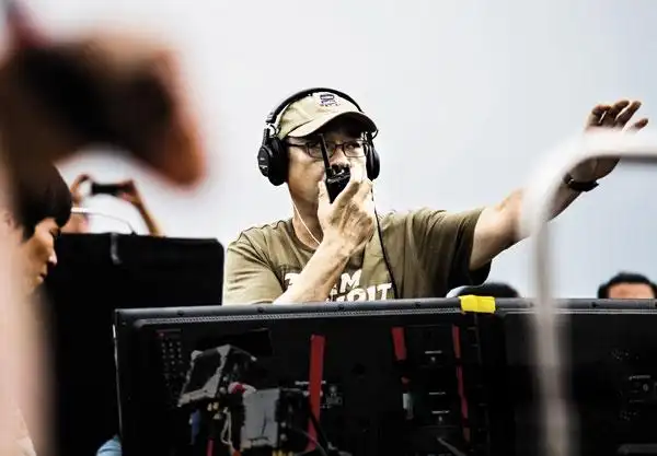 尔东升导演在拍片现场.