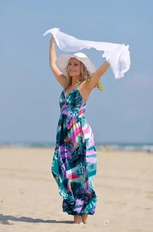 年轻的美女在温暖的夏日在海滩上放松照片-正版商用图片17kgmh-摄图新