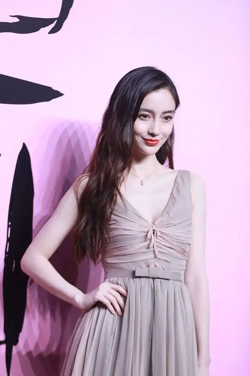 让人惊艳不已的她,穿着白色薄纱长裙,头发染成金色,散发着仙气十足的