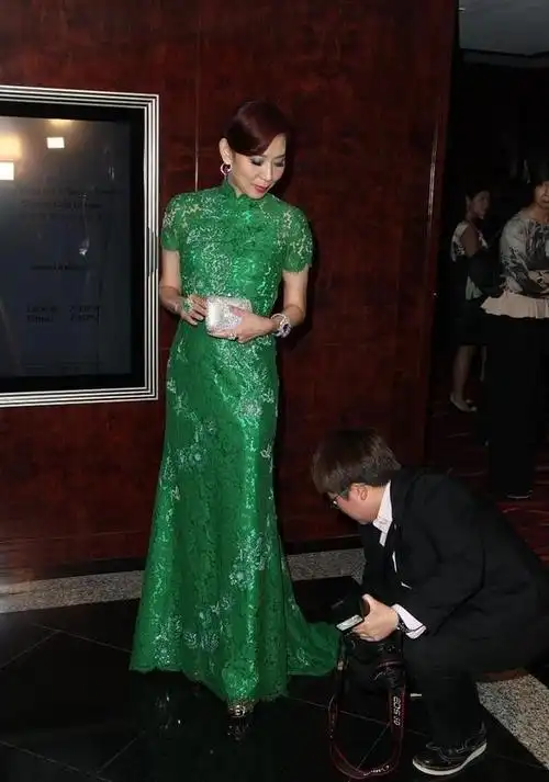 58岁的邝美云状态真好穿黑色西装配蛇皮包贵妇气质谁不爱