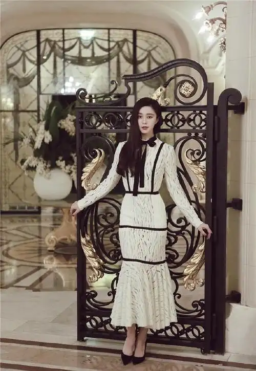 42岁范冰冰家中暴汗,穿粉色t 开叉短裙,健身都穿这么粉嫩