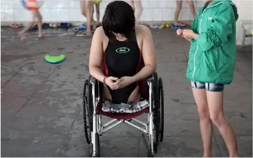 高清:截肢"篮球女孩"泳池逐梦残奥会
