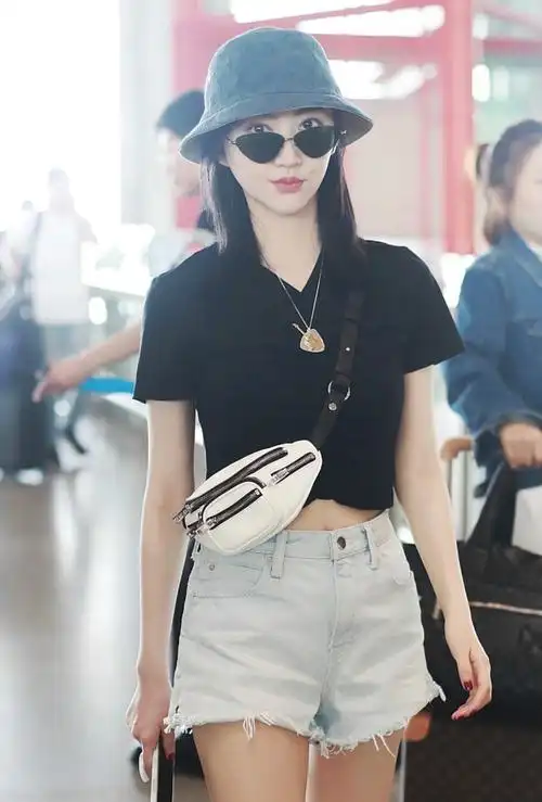 原创景甜戴渔夫帽可爱爆棚翘二郎腿玩手机回归单身随性自由