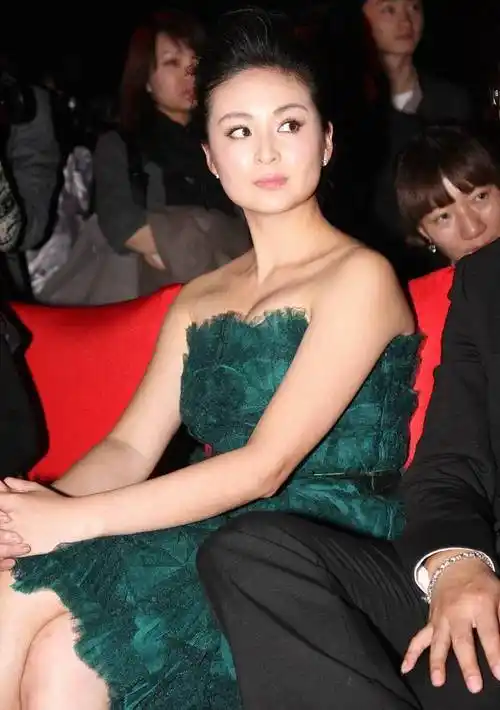 殷桃拥有着令人羡慕的身材比例,殷桃的身高为168cm,体重为48kg,三围为