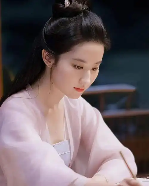 刘亦菲祖籍河北饶阳,生于湖北省武汉市.