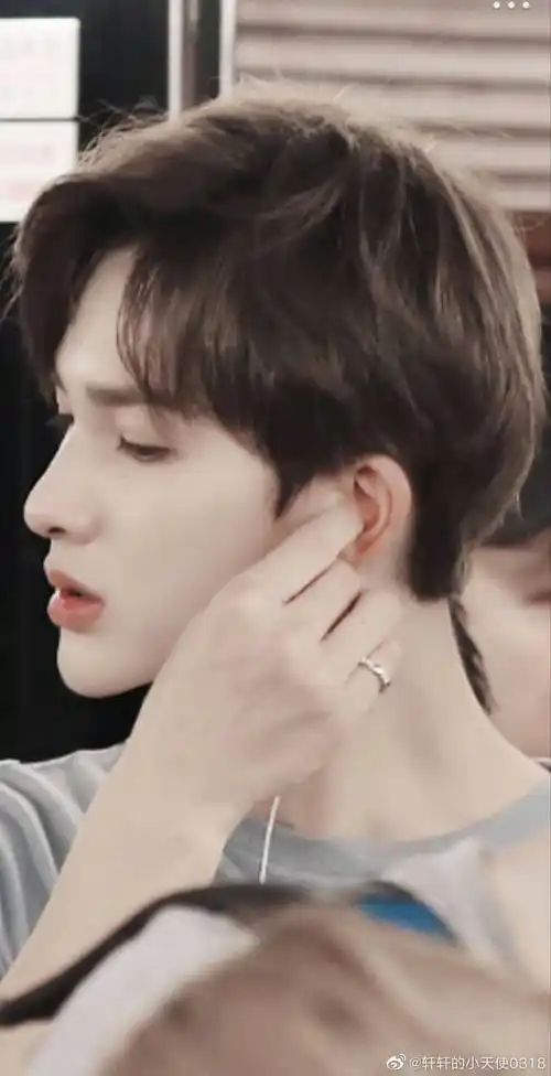 朱正廷绝美侧颜