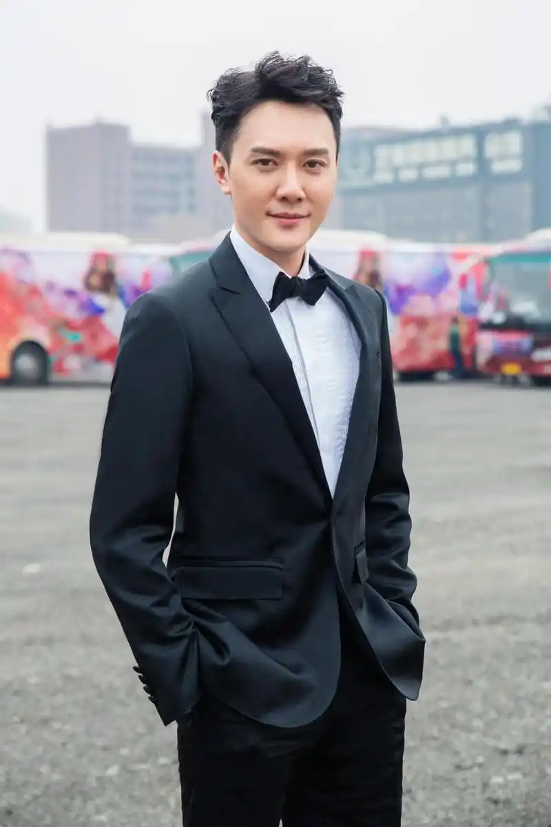 冯绍峰帅气亮相北京电影节开幕式红毯