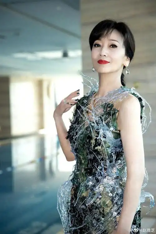 赵雅芝出席盛典活动身着海浪主题拖地礼服真的是绝绝子