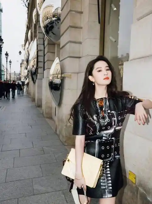 巴黎时装周街拍刘亦菲身穿创意酷炫时尚黑色皮裙