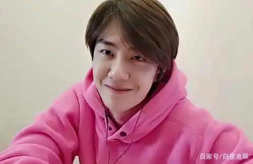 王一博线上表演魔术嘴叼着牌亮相这素颜男孩谁不心动