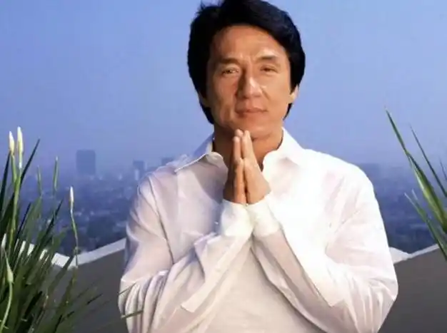 成龙发文庆70岁生日回应白发胡须照片娜扎献祝福二人似父女