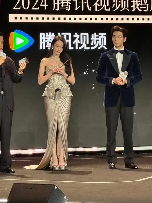 腾讯今天官宣了好多剧##迪丽热巴亮片高定