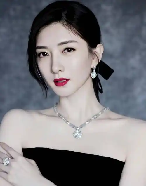 江疏影身穿黑色长裙,优雅高贵,女人味十足!_来自_时尚_图片