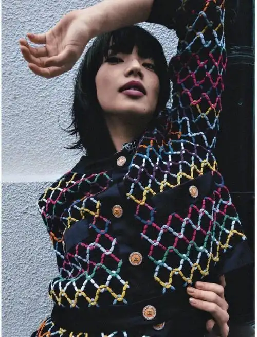 小松菜奈身着chanel 2022春夏系列登封的nana