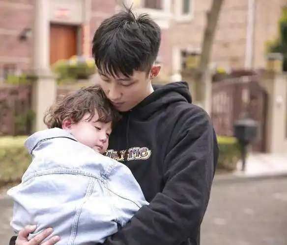 颜子悠的饰演者武泽锦熙,今年才13岁,是一个标准的00后童星.