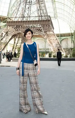 桂纶镁穿著2018早春度假系列裤装看秀,相当轻松自在.(图/品牌提供)