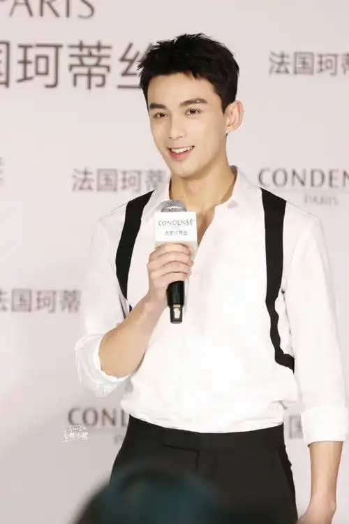 吴磊帅鲨了00干净白衬衫,利落短发…清爽养眼倚靠在展示柜上真的很