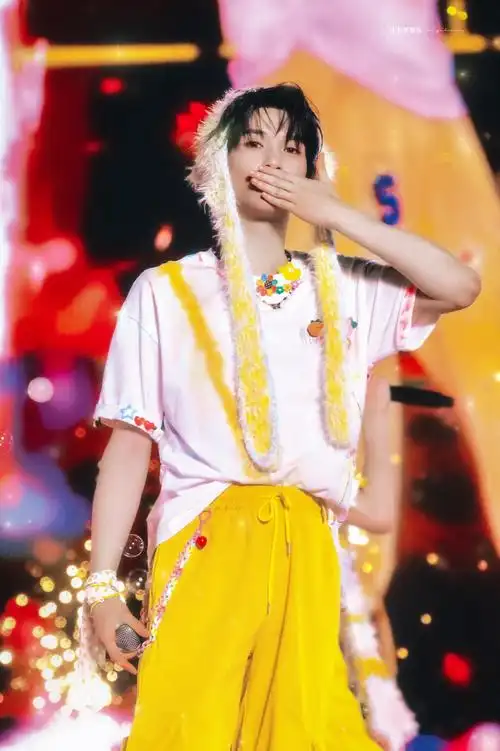 严浩翔超话·#严浩翔越拽我越爱# 240504 无尽的冒险 爆米花 靠近你就