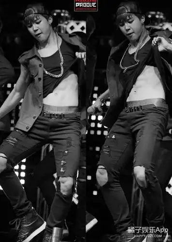 韩国的鲜肉男团几乎都会有露内裤边的,因为他们不是忙着秀腹肌就是