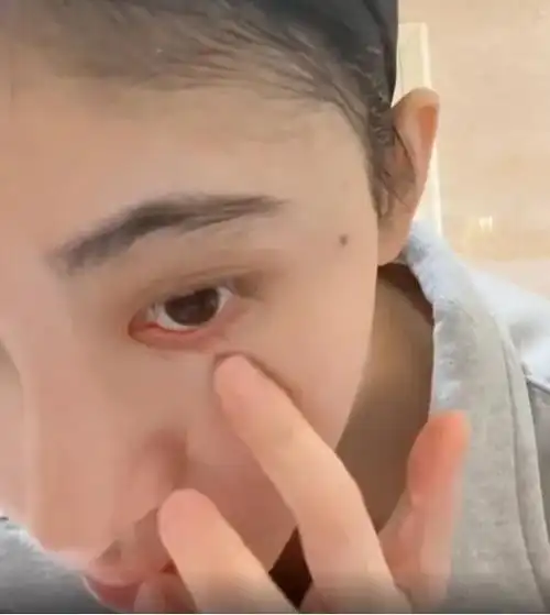 鞠婧祎录了一个卸妆视频,冲掉泡沫后,皮肤状态太真实