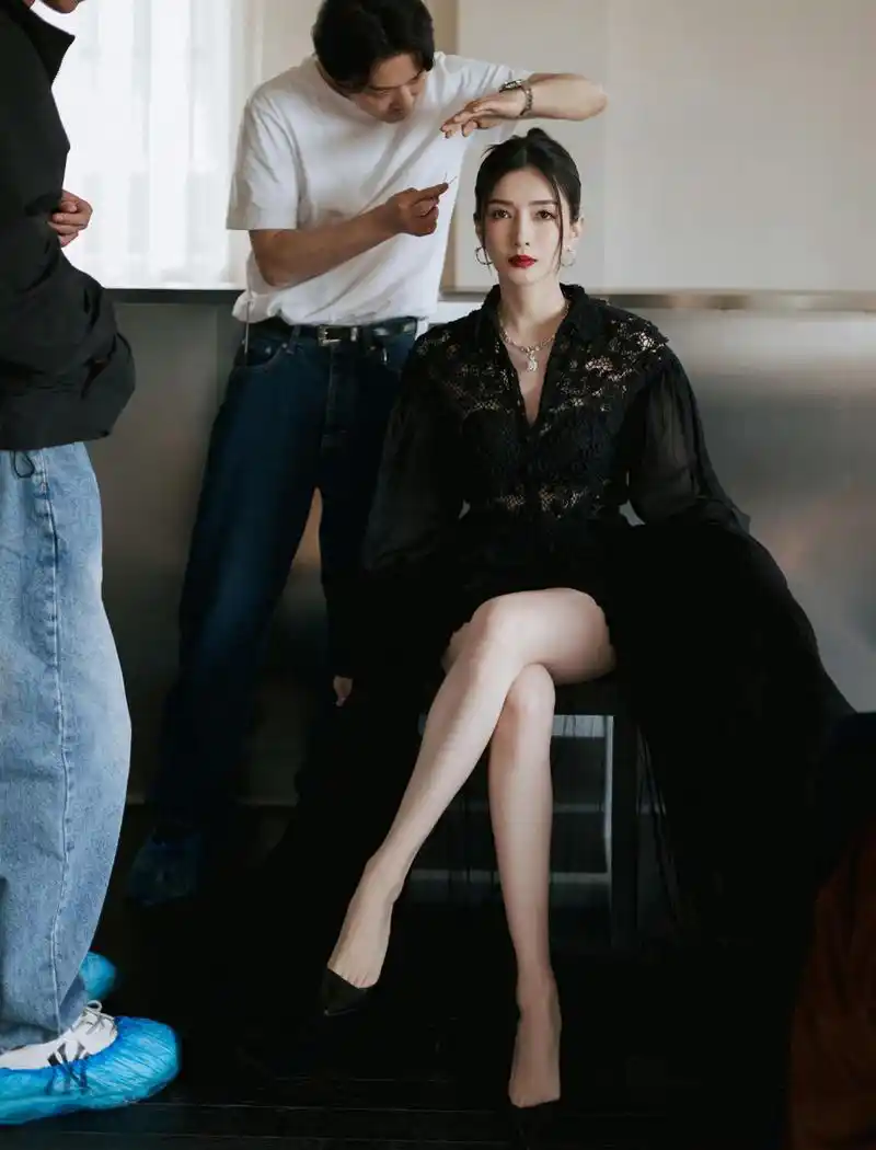 江疏影黑色连衣裙美得好高级