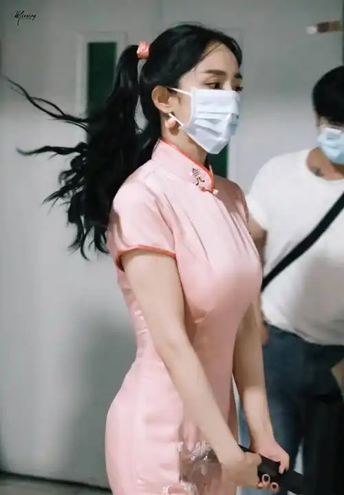 这组造型中,杨幂身穿粉色旗袍,扎着两个可爱的双马尾.