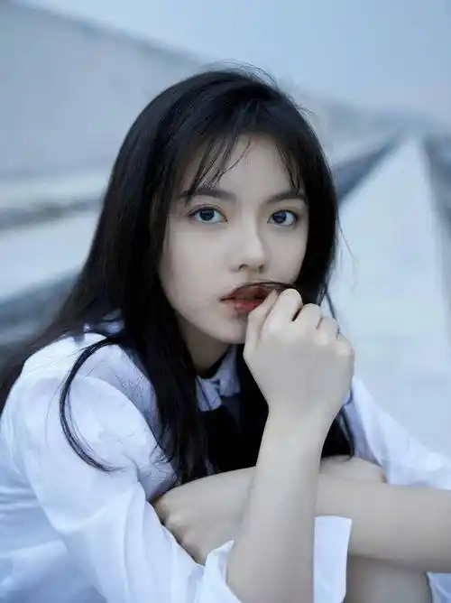 女星赵今麦时尚造型:清纯可爱,青春活力