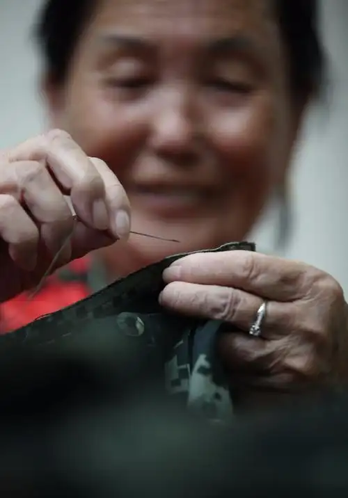 兵妈妈进军营过生日迎八一 帮战士擦汗,缝衣服让人感动